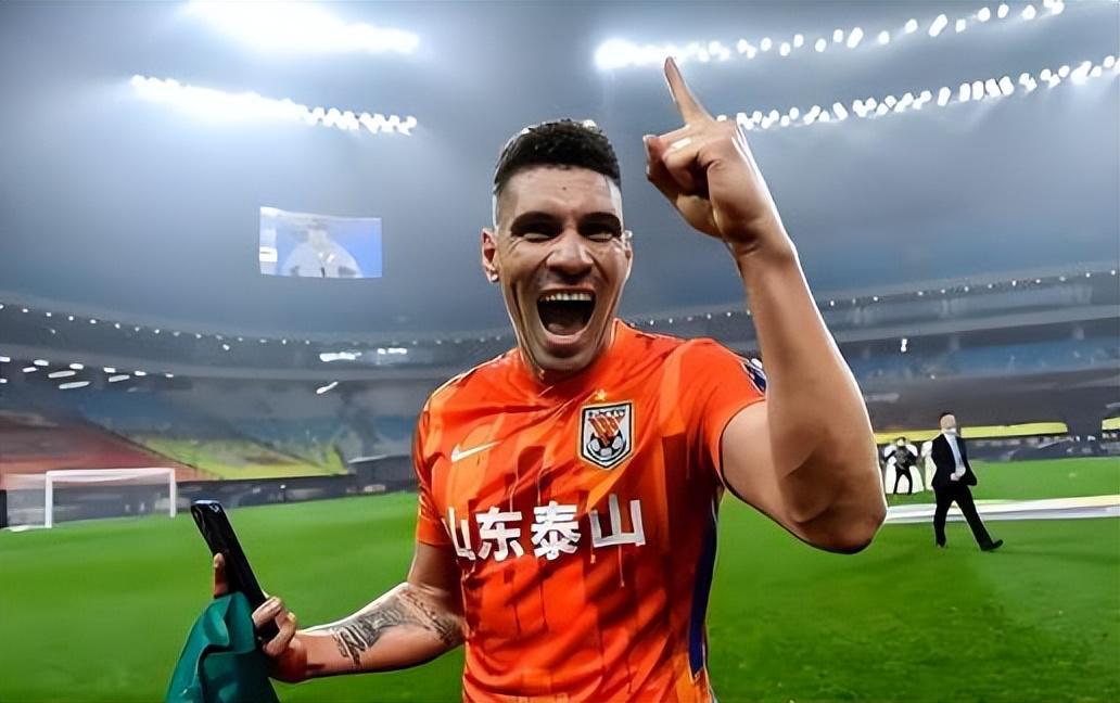 黄金甲体育官网-他原本都打算淡出鲁能主力阵容，没想到本赛季还是首发，引发热议