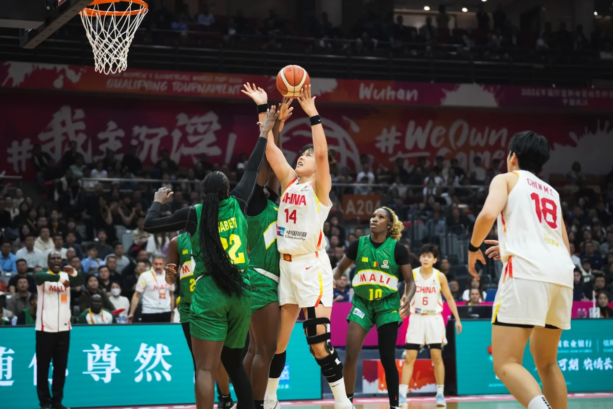 黄金甲体育官网-泪目！李月汝夺单场最佳表态：海外历练为了助中国女篮上领奖台