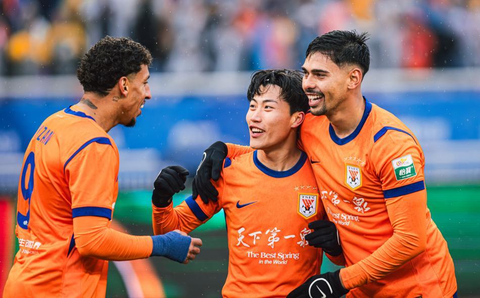 黄金甲体育官网-掌声喝彩的泰山背后，落寞中超学霸：又该何去何从？